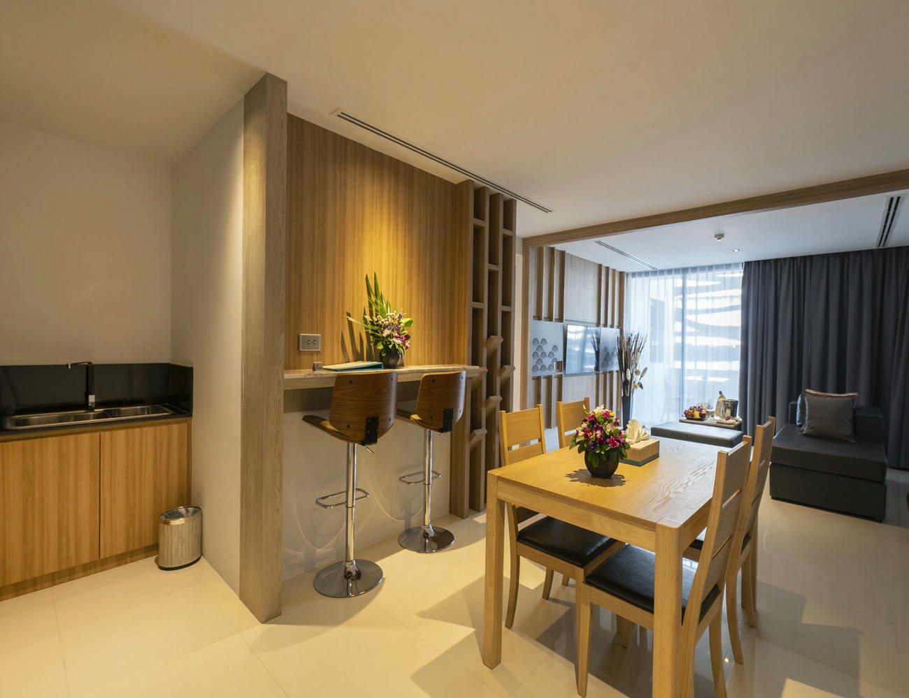 Deluxe Twin Room with dining area and separate chill-out space for relaxing or socializing