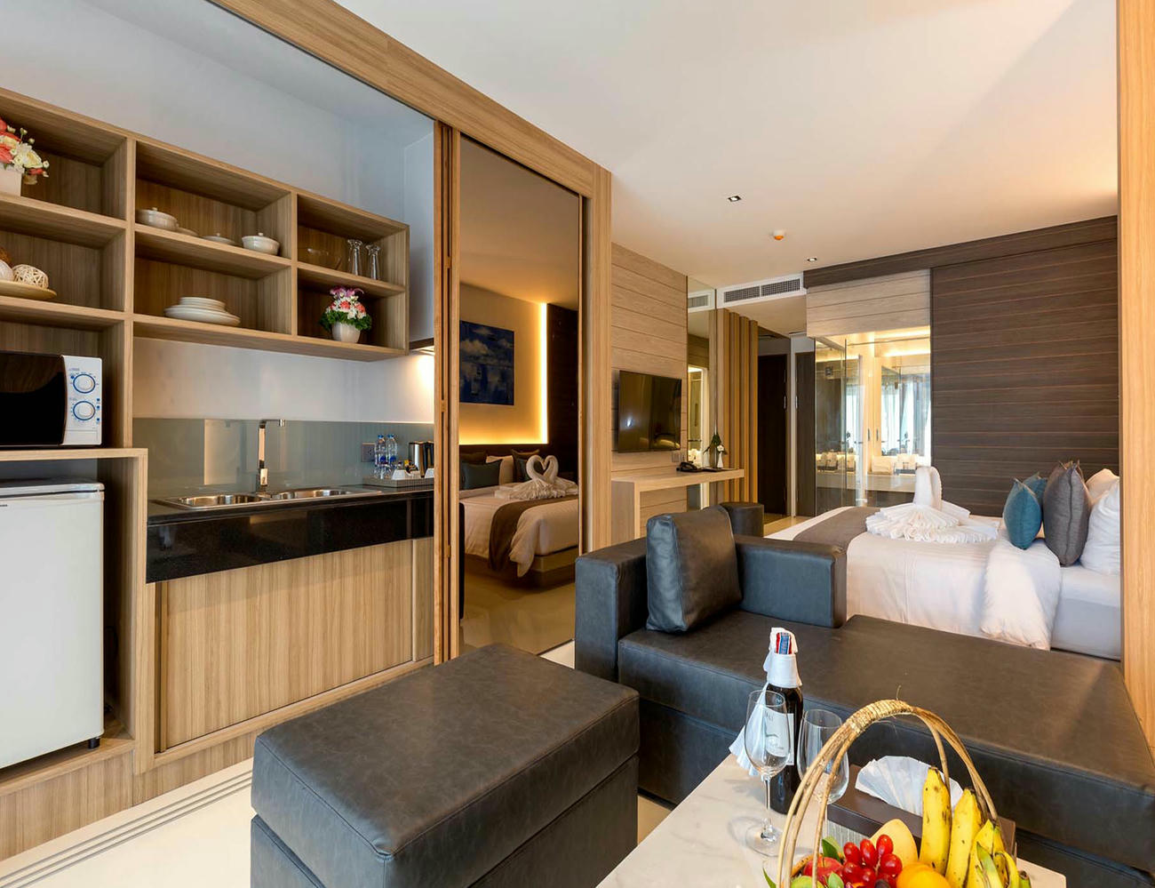 Deluxe Twin Room at Kudo Hotel featuring twin beds, a private balcony, and street views