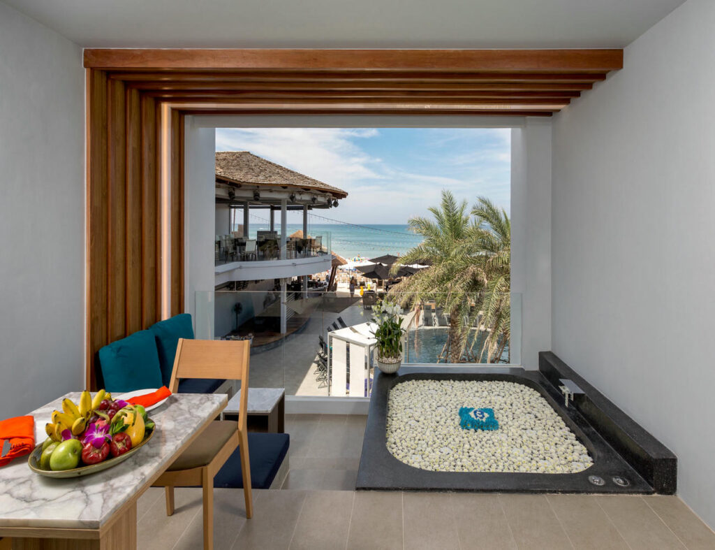 Jacuzzi on the balcony of a Deluxe Twin Room with views overlooking the beach and surrounding area