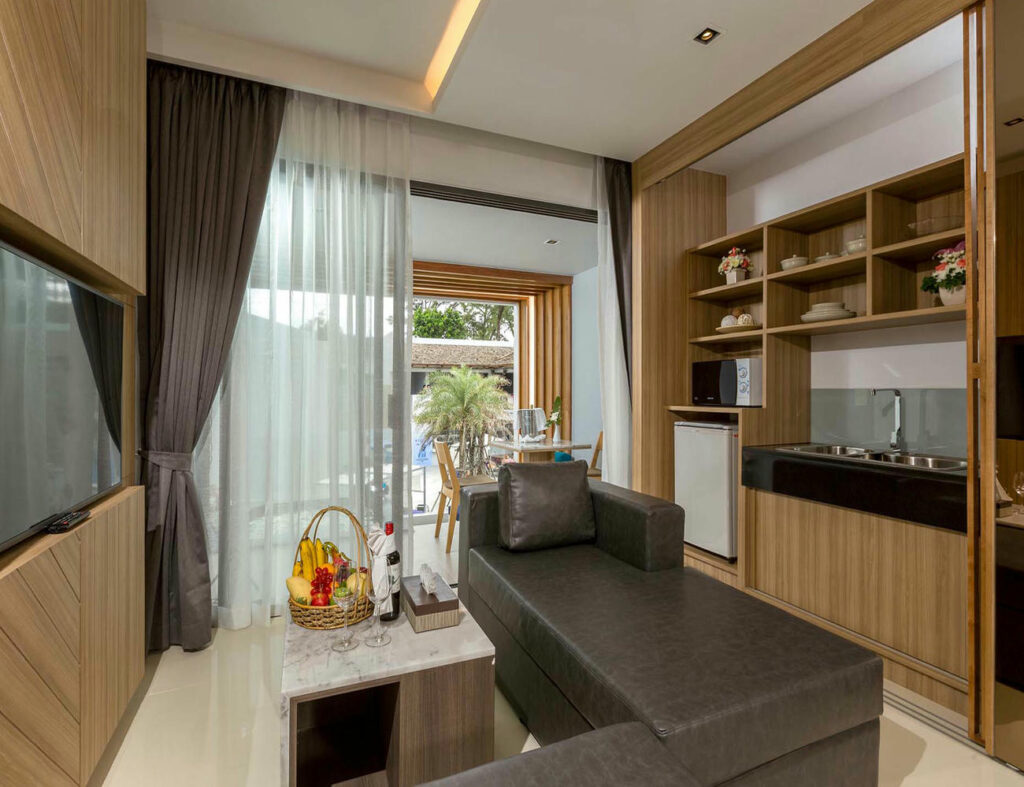 Deluxe Twin Room at Kudo Hotel with two twin beds, street view, and kitchen amenities for up to 2 guests