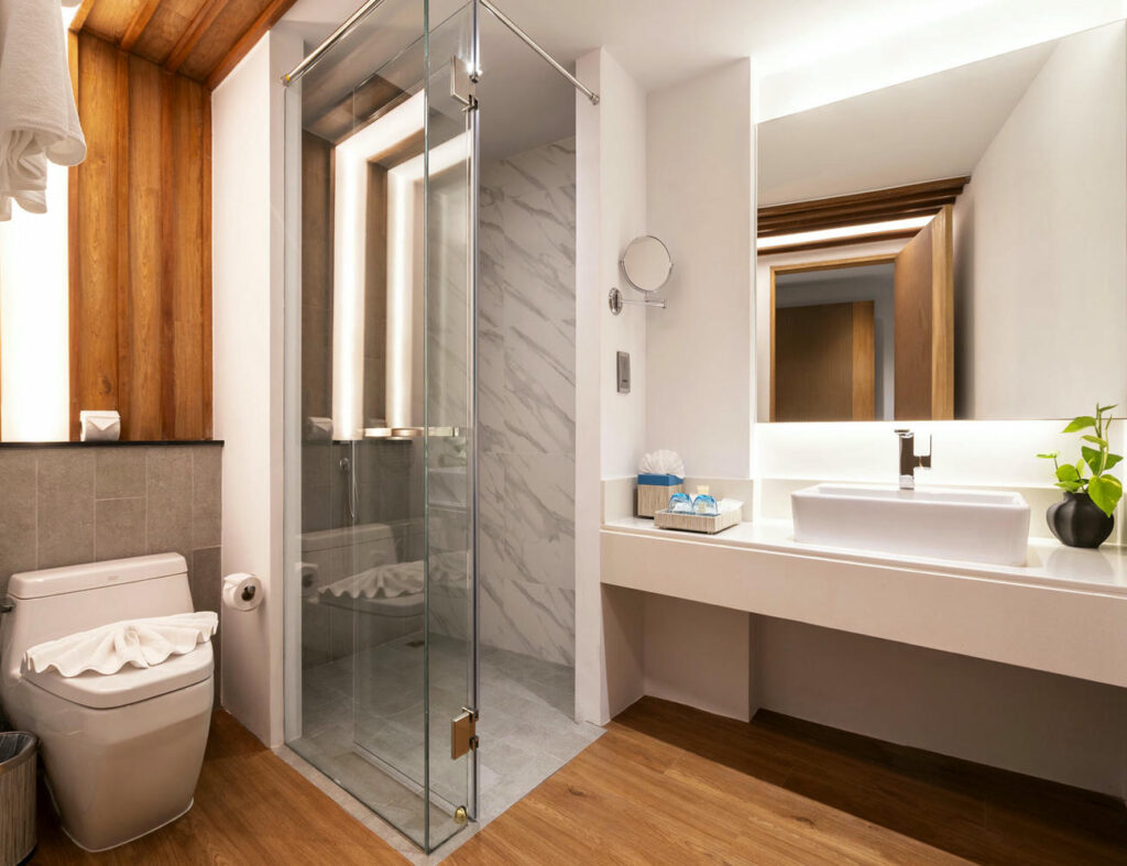 Deluxe Twin Room bathroom with modern design and amenities at Kudo Hotel