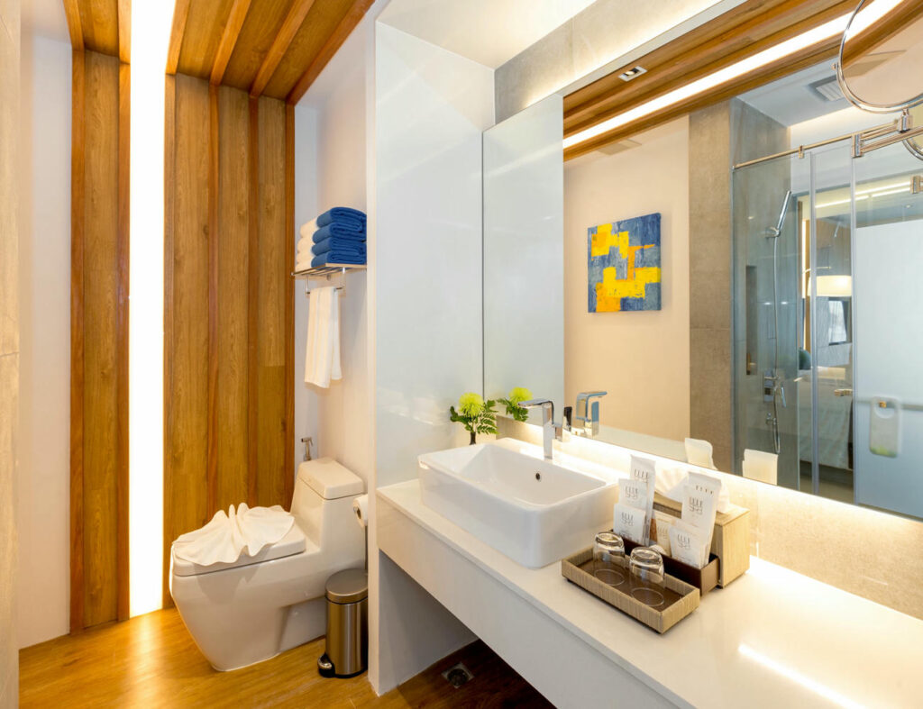 Alternate view of the Deluxe Twin Room bathroom featuring modern fixtures and a clean, spacious layout